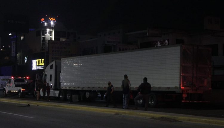 agentes de la Guardia Nacional arribaron a las instalaciones de la Fiscalía General de la República escoltando un tractocamión color blanco