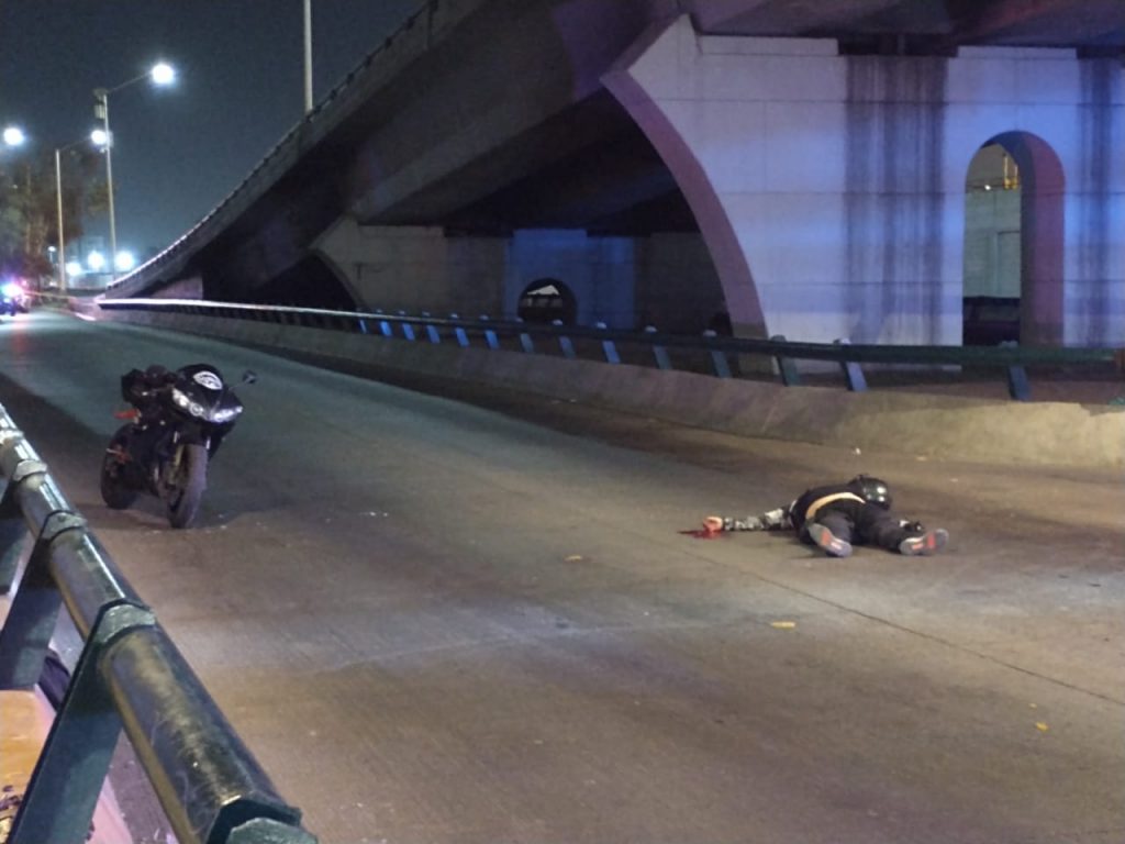 un motociclista que circulaba en el crucero entre los bulevares Federico Benítez y Lázaro Cárdenas perdió la vida debido a las lesiones provocadas por disparos