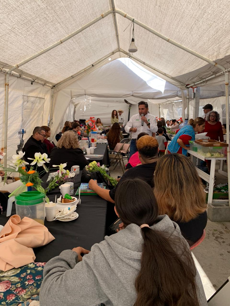 Convive candidato de Verde con adultos mayores