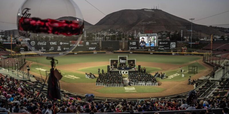 Se gradúan cientos de universitarios en ceremonia masiva